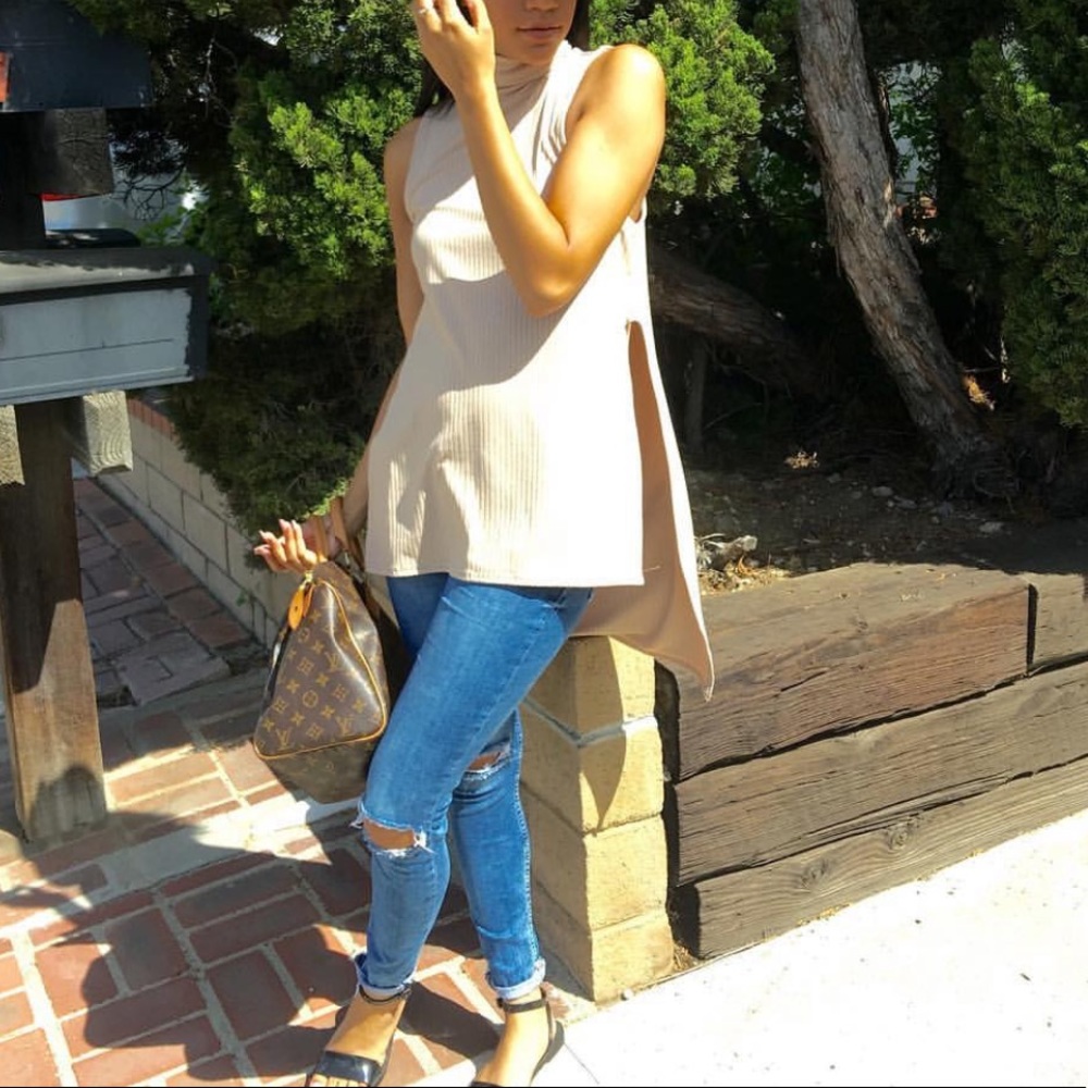 Sleeveless turtleneck shirt